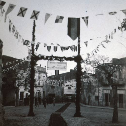 La plaça de l'Església amb l'arc i la catifa d'honor preparat per l'entrada del bisbe Dr Cartañà en una visita pastoral.
