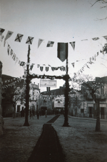 La plaça de l'Església amb l'arc i la catifa d'honor preparat per l'entrada del bisbe Dr Cartañà en una visita pastoral.