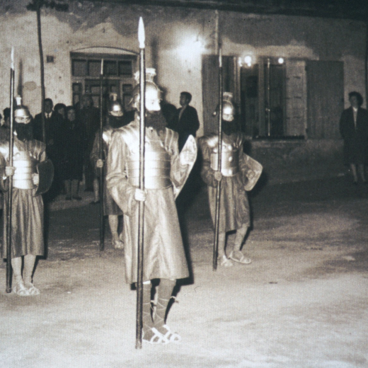 Els armats a la processó del Divendres Sant a Maçanet.