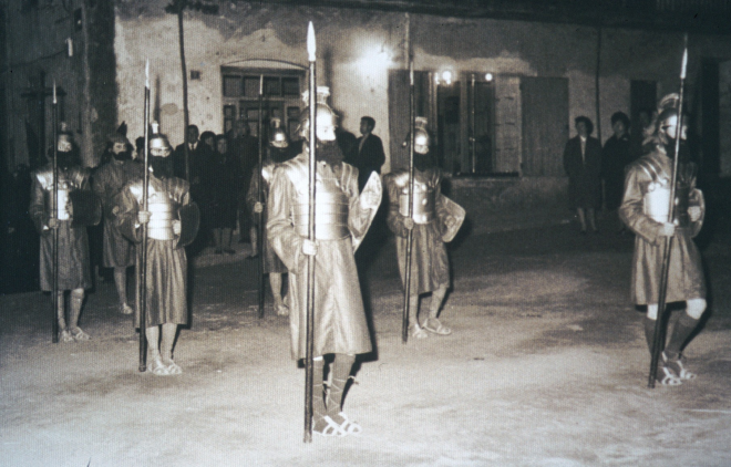 Els armats a la processó del Divendres Sant a Maçanet.