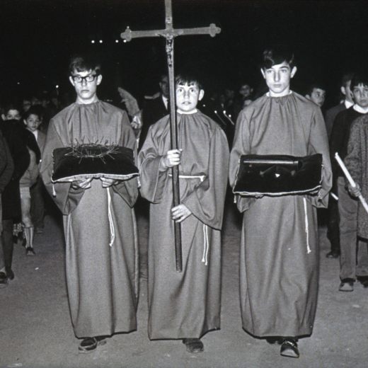 Els tres escolans que obren la processó del Divendres Sant. En Lluís Quellos amb ulleres, en Rafel Roura que porta la Creu i l'Alfons Soms. A la dreta Miquel Rossell, Josep Freixas, Joaume Costa i Joan Roca (?).