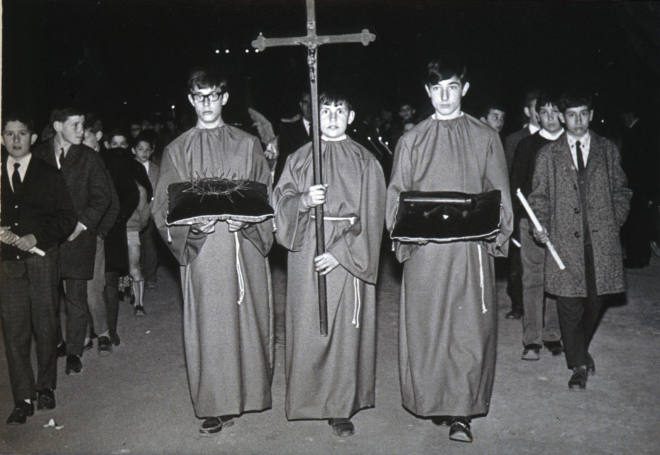 Els tres escolans que obren la processó del Divendres Sant. En Lluís Quellos amb ulleres, en Rafel Roura que porta la Creu i l'Alfons Soms. A la dreta Miquel Rossell, Josep Freixas, Joaume Costa i Joan Roca (?).