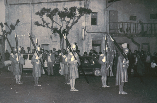 Divendres Sant. Els armats a la plaça de l'Església a punt per emprendre la desfilada de la processó.