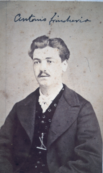 El Sr, Antoni de Trinxeria en una foto del segle XIX. Aquest senyor procedia de la família Trinxeria d'Olot i es casà amb la pubilla de la família Ruscalleda. Els principals terratinents d'aquella època a Maçanet.