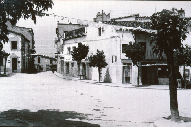 Detall de la plaça de l'Església els anys 60