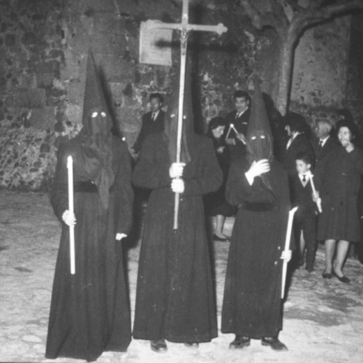 Un detall de la processó del Divendres Sant.

Al fons Salvador Viader i Llorens Rissec