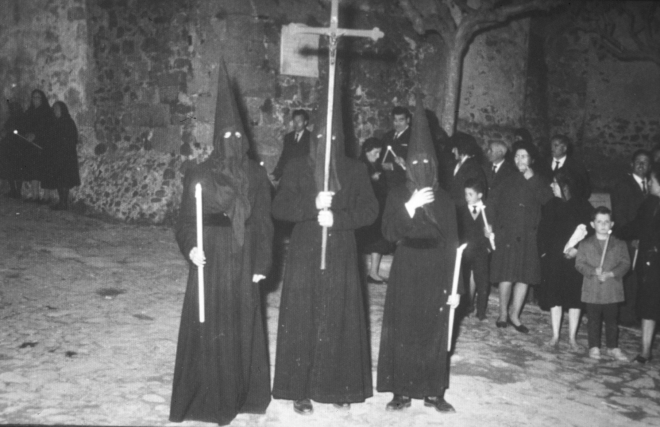 Un detall de la processó del Divendres Sant.

Al fons Salvador Viader i Llorens Rissec