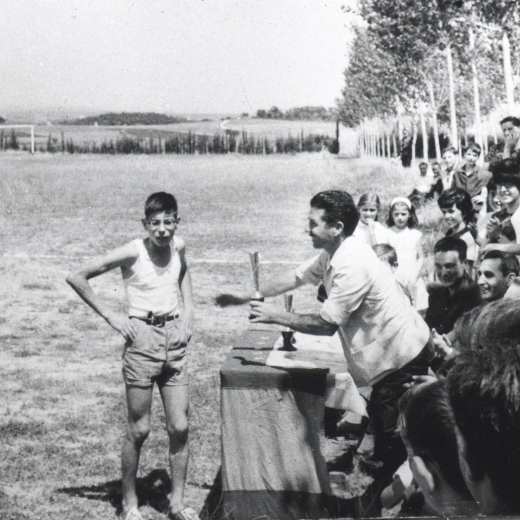 L'alcalde Salvador Rivera fent entrega d'un trofeu de guanyador a Josep M Bagué. 

Entre ells el Sr. Serra, el Sr. Llinàs, el Sr. Josep Vidal i l'Assumpció Bagué.