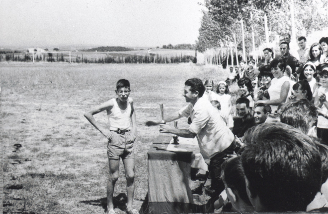 L'alcalde Salvador Rivera fent entrega d'un trofeu de guanyador a Josep M Bagué. 

Entre ells el Sr. Serra, el Sr. Llinàs, el Sr. Josep Vidal i l'Assumpció Bagué.
