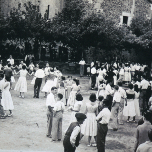 Festa Major de Maçanet. Ballada de sardanes a la plaça de l'Església.
