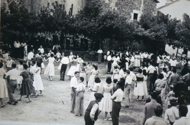 Festa Major de Maçanet. Ballada de sardanes a la plaça de l'Església.