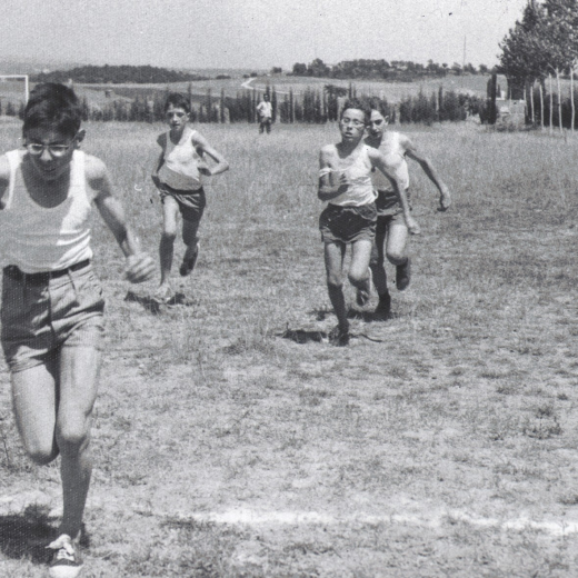 Cursa atlètica per la Festa Major al camp de fútbol. 

Josep M Bagué, Lluís Quellos, Àngel Risec i Pere Pons.