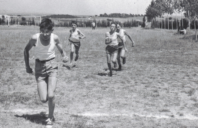 Cursa atlètica per la Festa Major al camp de fútbol. 

Josep M Bagué, Lluís Quellos, Àngel Risec i Pere Pons.