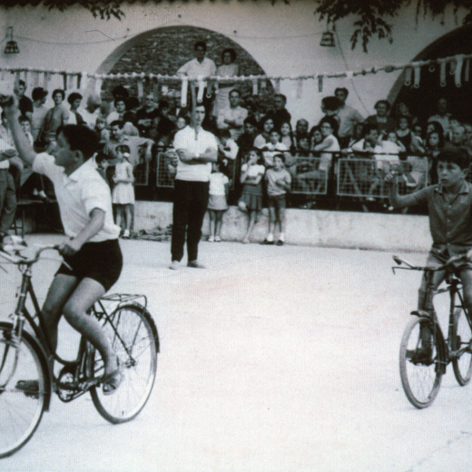 Jocs infantils a la pista Jardí l'any 1968. L'arbitre Josep Aregay i tres concursants a la prova de cintes.