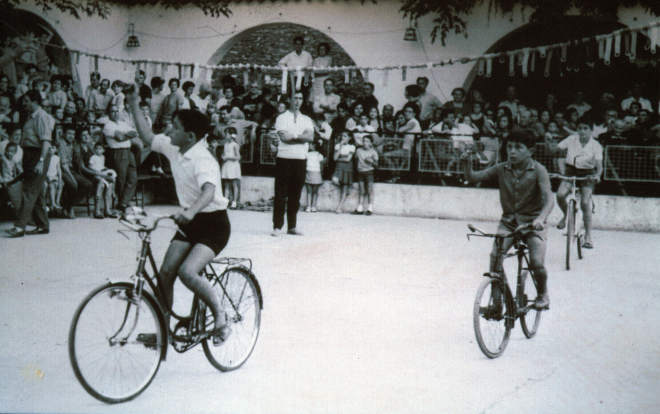 Jocs infantils a la pista Jardí l'any 1968. L'arbitre Josep Aregay i tres concursants a la prova de cintes.