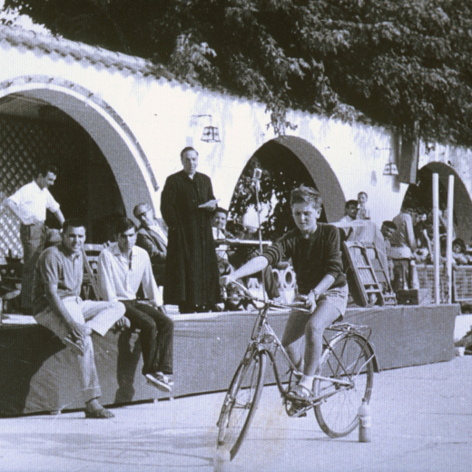 Festa Major de Maçanet l'any 1967. Mn Francesc Berga un dels organitzadors dels jocs infantils, i en Joaquim Reyner Romaguera concursant a la cursa d'obstacles en bicicleta.

Sr. Marsa, Narcís Munsó i Josep Artigas.