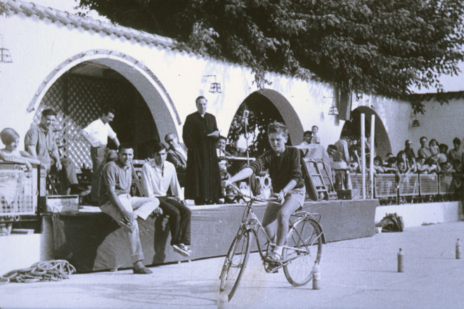 Festa Major de Maçanet l'any 1967. Mn Francesc Berga un dels organitzadors dels jocs infantils, i en Joaquim Reyner Romaguera concursant a la cursa d'obstacles en bicicleta.

Sr. Marsa, Narcís Munsó i Josep Artigas.