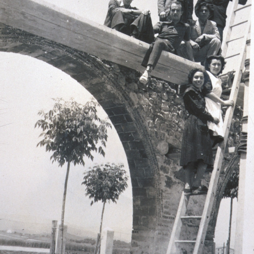 Construcció de la Pista Jardí.

Enfilats a l'enbastida: Lluís Artigas, Ramón Bagué, Ferran Ruscalleda, Alfons Soms, Ernest Maresma, Pilar Tomàs i Rossita Ruhí.