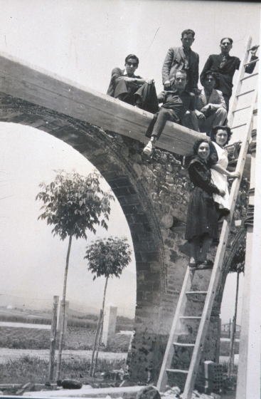 Construcció de la Pista Jardí.

Enfilats a l'enbastida: Lluís Artigas, Ramón Bagué, Ferran Ruscalleda, Alfons Soms, Ernest Maresma, Pilar Tomàs i Rossita Ruhí.