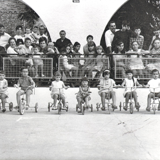 Festa Major de l'any 1969. Jocs infantils a la Pista Jardí. Carrera de bici infantil.

D'esquerra a dreta: Encarna Mesa, ? , Josep Tomàs, ? , ? , Anna Tomàs, Ramona Bagué, Marta Aregay, Salvador Guinart.

Carme Tomàs, Vicenta Rovira, Assumpció Bagué, Miquel Gispert, Concepció Tomàs, Martí Fors, Llorenç Tomàs, Pura Dosset, Dolors Surós, Dolors Compte, Narcís Bosch, Josep Surís, Àngel Risec, Lluís Quellos, Pilar Rovira, Neus Lluís, Andreu Baños, Dolors Maldonado, Tomàs Baños.