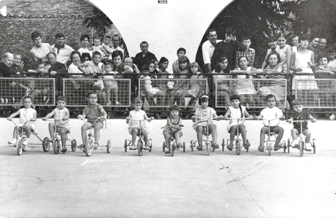 Festa Major de l'any 1969. Jocs infantils a la Pista Jardí. Carrera de bici infantil.

D'esquerra a dreta: Encarna Mesa, ? , Josep Tomàs, ? , ? , Anna Tomàs, Ramona Bagué, Marta Aregay, Salvador Guinart.

Carme Tomàs, Vicenta Rovira, Assumpció Bagué, Miquel Gispert, Concepció Tomàs, Martí Fors, Llorenç Tomàs, Pura Dosset, Dolors Surós, Dolors Compte, Narcís Bosch, Josep Surís, Àngel Risec, Lluís Quellos, Pilar Rovira, Neus Lluís, Andreu Baños, Dolors Maldonado, Tomàs Baños.