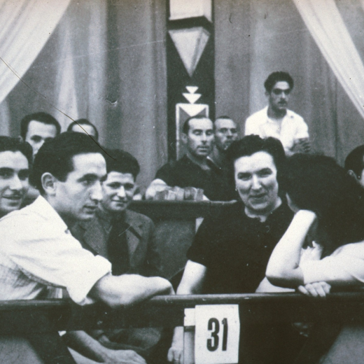 Una llotja de l'envelat l'any 1944 per la Festa Major. Es coneixen Joan Costa, Joan Ferrer, Maria Soler, Joaquim Serra, Agustí Xarbau, Josep Bancells i Enric Lluís.