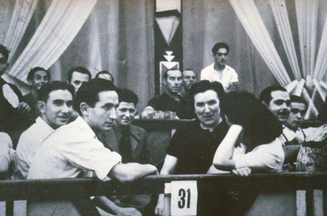 Una llotja de l'envelat l'any 1944 per la Festa Major. Es coneixen Joan Costa, Joan Ferrer, Maria Soler, Joaquim Serra, Agustí Xarbau, Josep Bancells i Enric Lluís.