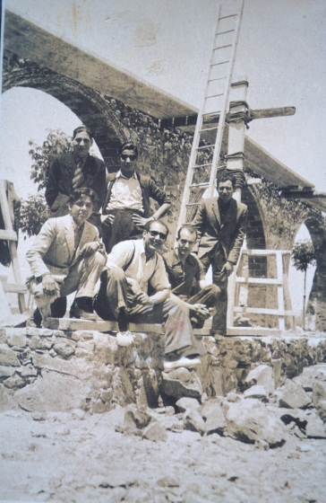 Construcció de la Pista Jardí.

Un grup de jovent del poble. Drets: Ramón Bagué, Ferran Ruscalleda, LLuís Artigas i asseguts: Ernest Maresma, Martí Masjoan i Alfons Soms.