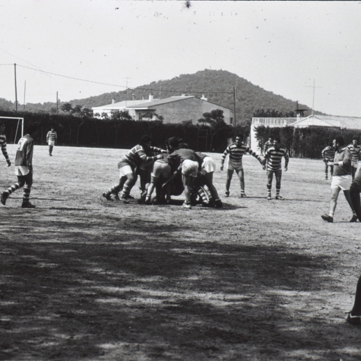 Un partit de rugby al camp de futbol de Maçanet. En aquests temps dels anys 80, un grup d'aficionats a aquest esport, intentaren formar un equip a Maçanet. Ho aconseguiren però durà poc temps.