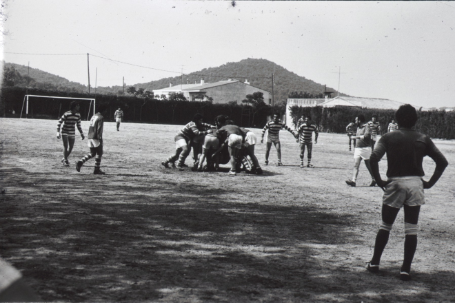 Un partit de rugby al camp de futbol de Maçanet. En aquests temps dels anys 80, un grup d'aficionats a aquest esport, intentaren formar un equip a Maçanet. Ho aconseguiren però durà poc temps.