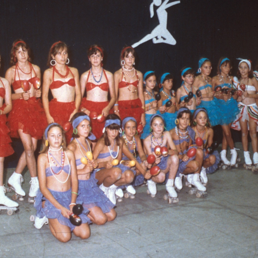 Grup del SHUM en un festival de patinatge artístic: Roser Llinàs, Montse Lòpez, Anna Roca, Roser Guinart, Maribel Carreras, Eva Mateu, Gemma Pradas, Susana Tello, Nuri Carreras, Carina Gispert, Esther Martínez, Neus Planas, Anna M Bancells, Mònica Carreras, Ramona Guinart, Laura Masdemont, Susana Quintana, Montse Quintana, Esther Tresserras, Anna Vila, Lídia Mateu i Eva Pradas.