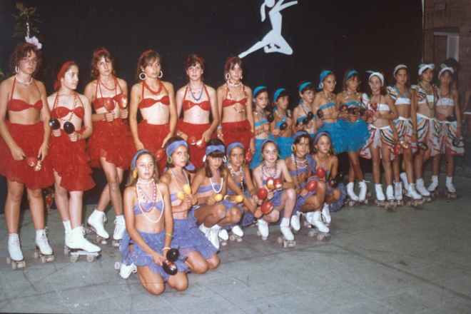 Grup del SHUM en un festival de patinatge artístic: Roser Llinàs, Montse Lòpez, Anna Roca, Roser Guinart, Maribel Carreras, Eva Mateu, Gemma Pradas, Susana Tello, Nuri Carreras, Carina Gispert, Esther Martínez, Neus Planas, Anna M Bancells, Mònica Carreras, Ramona Guinart, Laura Masdemont, Susana Quintana, Montse Quintana, Esther Tresserras, Anna Vila, Lídia Mateu i Eva Pradas.