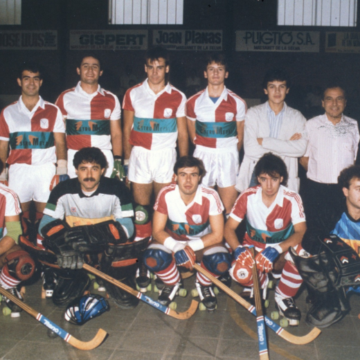 SHUM - temporada 1988 - 1989. Primer ascens a Divisió d'honor.

D'esquerra a dreta: Simó Serra utiller, Antoni Palau, Xavier Hugas, Lluís Planas, Joaquim Rubio, Jordi Munsó, Florentí Arumí entrenador i Carles Parés delegat.

A davant: Eduard Masnou, Joan de Higues, Xavier Roura, Rafel Bancells i Josep Oliva.