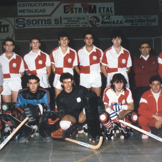 Equip del SHUM - temporada 1989 - 1990. Ascens a Divisió d'Honor.

D'esquerra a dreta: Josep Codina delegat, Manolo Siria, Joaquim Rubio, Jordi Munsó, Albert Viader, Victor Cid, Llorens Bancells, segon entrenador, i Miquel Humbert entrenador.

Ajupits a davant: Josep M Bancells, Josep Codina, Xavier Carull, Josep Soler, Pep Bellido ajudant d'entrenador.