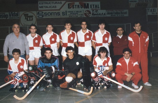 Equip del SHUM - temporada 1989 - 1990. Ascens a Divisió d'Honor.

D'esquerra a dreta: Josep Codina delegat, Manolo Siria, Joaquim Rubio, Jordi Munsó, Albert Viader, Victor Cid, Llorens Bancells, segon entrenador, i Miquel Humbert entrenador.

Ajupits a davant: Josep M Bancells, Josep Codina, Xavier Carull, Josep Soler, Pep Bellido ajudant d'entrenador.