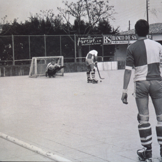 Un partit d'hoquei patins a la Pista Poliesportiva abans que fos convertida en l'actual Pavelló Poliesportiu.