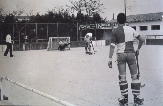 Un partit d'hoquei patins a la Pista Poliesportiva abans que fos convertida en l'actual Pavelló Poliesportiu.