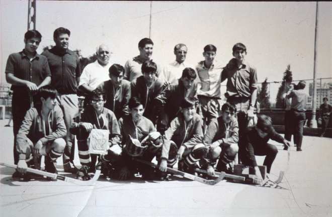 Juliol de 1969. Finals del campionat d'Espanya d'Infantils a Madrid.

Acompanyaren els jugadors amb els seus respectius vehicles: Joan Munsó, Joan Selva, Saturní costa i Josep Bancells.

Com a premi als jugadors per la seva dedicació, els portaren a visitar el Museo del Prado, la Casa de Campo, el Parc del Retiro, la Puerta del Sol i de pas, el Pilar de Saragossa.

A la foto, d'esquerra a dreta: Emili Bancells, Joan Munsó, Josep Bancells, Saturní Costa, Joan Selva (entrenador), Josep M Bagué i Pere Pons. Alfons Soms, Àngel Risec i Antoni Tomàs. Pere Giménez, Lluís Quellos, Rafel Roura, Josep Bosch, Josep Bancells i Simó Serra.