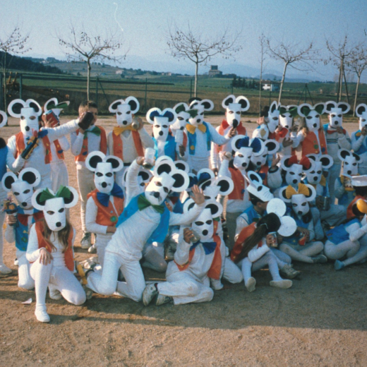 Festes de Carnaval al col·legi. Grup de col·legiats junt amb els mestres tots disfressats.