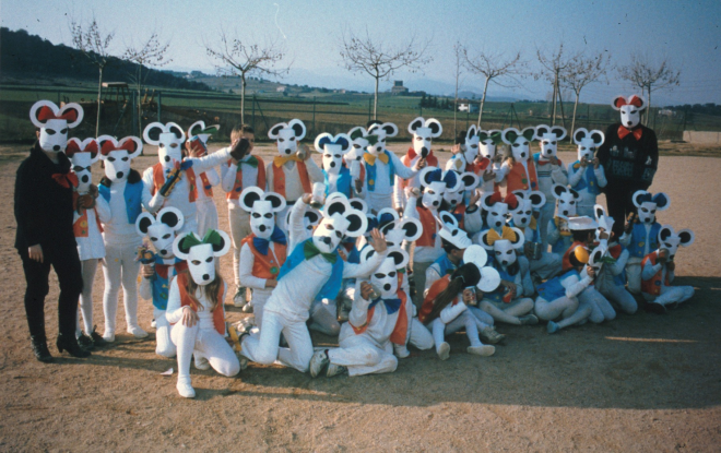 Festes de Carnaval al col·legi. Grup de col·legiats junt amb els mestres tots disfressats.