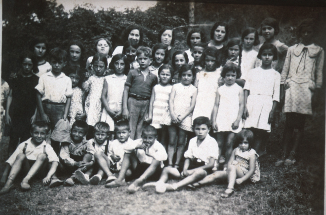 Juliol de 1935.

primera fila: Carme Tomàs, Maria Aguyé, Dolors Formiga, Mestra Leocadia, Pilar Codina

segona fila: Lluïsa Figueras, Emilia Nadal, Maria Tarrés, Maria Tomàs, Joana Bosch, Dolors Pi (Pinet), Matamoros, Matilde Riera, Concepció Tomàs.

tercera fila: Carme Nadal, ?, Pilar Tomàs, Maria Tomàs, Rosa Quellos, Eudal Suñé, Dolors Llinàs, Carme Negre, Antonia Bosch, Maria Bosch, Salvadora Figueras, Gelavert.

quarta fila: Alfonso Soms, Lluís Ruscalleda, Pere Caballé, Martí Tomàs, Antonio Tomàs, Emili Artigas i Joaquima Negre.