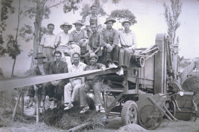 Juliol de 1967.

En Miquel Serra amb la seva màquina de batre i l'equip de batadors (coneguts Miquel Serra i Joaquim Serra)