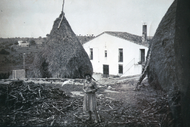 La masia Can Pau Retat i la filla de la casa, la Concepció Oliveras.