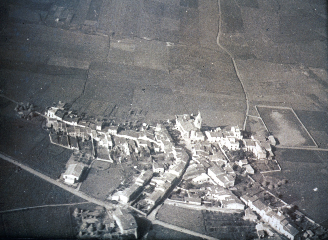 Vista aèria de la vila de Maçanet l'any 1937 en plena Guerra Civil. Es pot observar el terreny rectangular tancat que era el camp de futbol en els terrenys d'en Llirinós, davant de l'actual Pista Jardí i que ja es tot edificat actualment (2002)