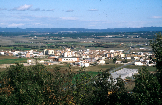 Vista de la Vila de Maçanet i bona part de la comarca de la Selva des del Castell de Sant Jordi.