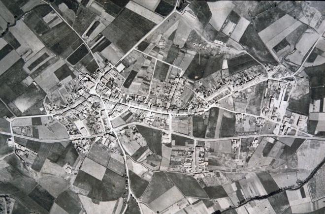 Vista aèria del casc urbà de Maçanet l'any 1965