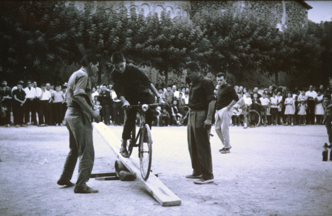 Jocs infantils a la plaça de l'Església per la Festa Major.

Ramón Bagué i Antoni Tomàs amb un concursant. Al fons en Josep Vidal un altre dels organitzadors del concurs.