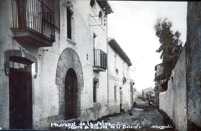 Vista del carrer dels Dolors tal com era en aquell temps. En primer terme can Ruscalleda.