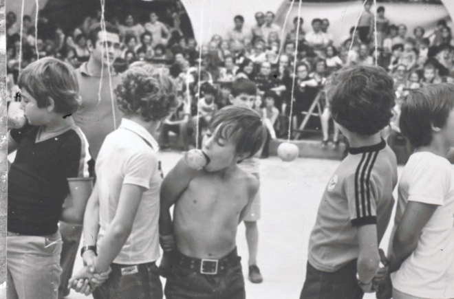 Jocs infantils a la pista Jardí a la Festa Major de 1970