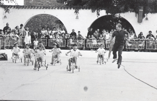 Jocs infantils a la Festa Major de 1968. 

Controlador: Martí Tomàs (esquena), Encarna Mesa, ? , ? , Josep Tomàs, Anna Tomàs, Ramona Bagué i Marta Aregay.